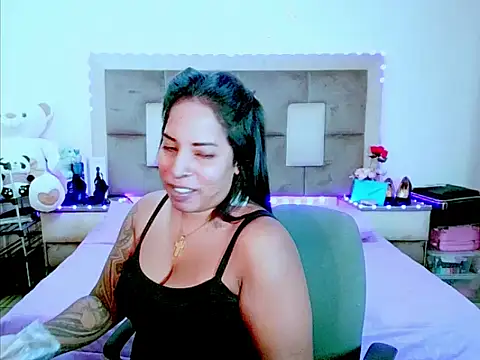Show modela indiantopaz694u na web-kameri