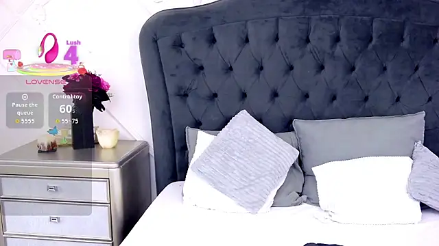 AlizNichols' Live Chat Room