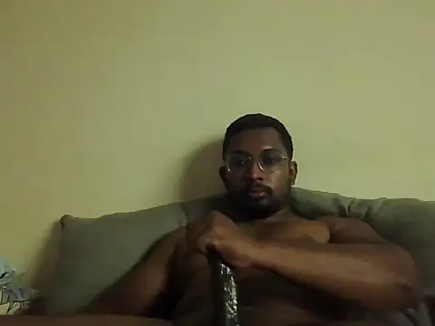 Straightchennaibull's Live XXX Chat