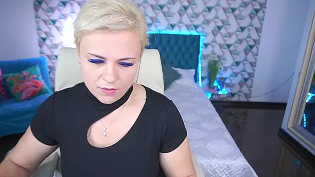 CrystalVibe Adlı Modelin Canlı XXX Sohbeti