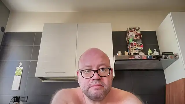 Show modela theitalianbear na web-kameri