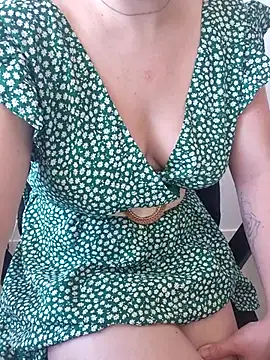 PetiteBrunette4 élő XXX-chatje