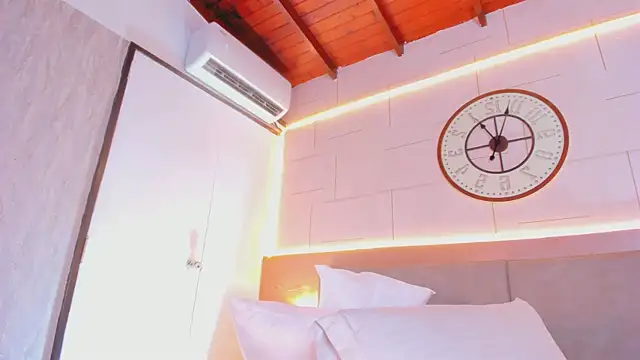 Meloddy_Rose élő XXX-chatje