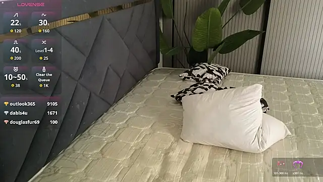 TrishaRey Show in webcam