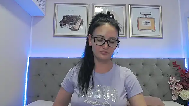 دردشة HellenDesire الجنسية المباشرة