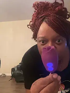 QueenNSlimmm3030 élő XXX-chatje