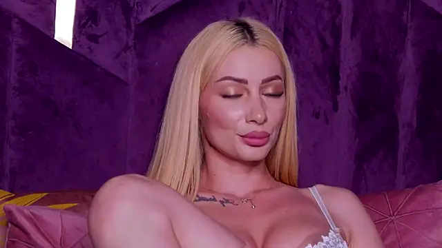 AngieShae Chat XXX in diretta