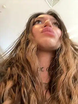 SaintSquirt élő XXX-chatje