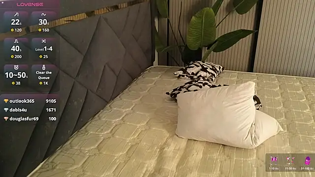 TrishaRey Show in webcam