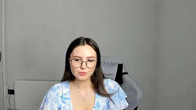 Regina_cute_ Adlı Modelin Canlı XXX Sohbeti