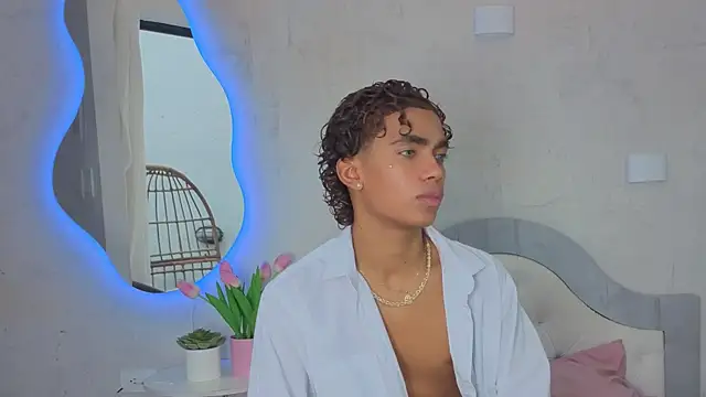 AlanCutee Show in webcam