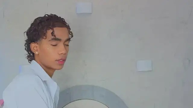 دردشة AlanCutee الجنسية المباشرة