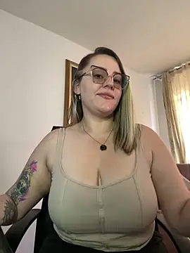 CurvyLust_x – Naživo chatovacia miestnosť