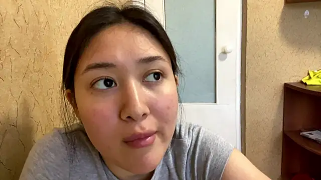 YourMiIa Adlı Modelin Canlı XXX Sohbeti