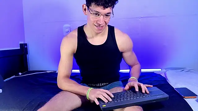 Luke_Muscle Show in webcam