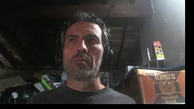 Anarchy_Burger Show in webcam
