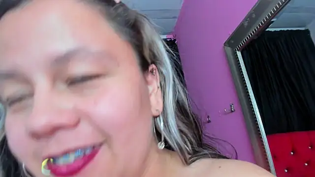 Chatroom XXX en direct de ScarletBigTitties