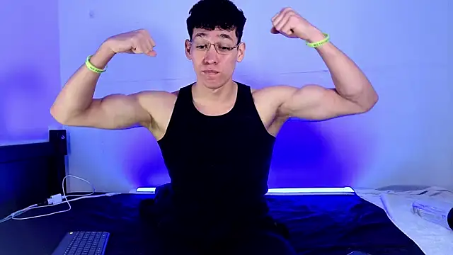 Show modela Luke_Muscle na web-kameri