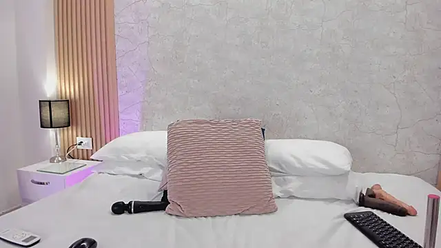 Chatroom XXX en direct de NaomyCollins__