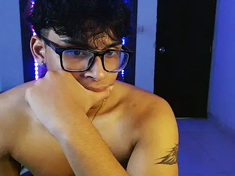 Mr_yisuzz Show in webcam