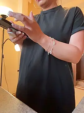 Hotmomcheckk_ Show in webcam