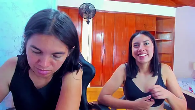 Soffy_and_Emily Show in webcam