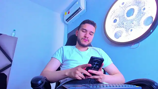 mike_257 Adlı Modelin Canlı XXX Sohbeti