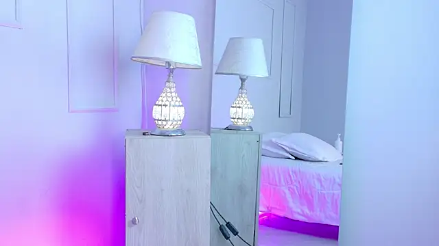Chatroom XXX en direct de VioletBloomm