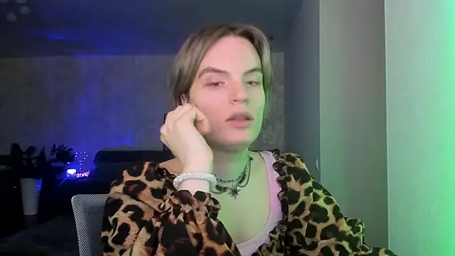 XXX chat uživo modela milliKira006
