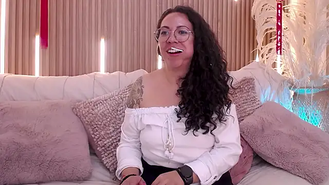 Chat +18 de Velvet_Curly ao vivo