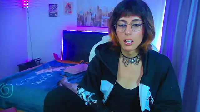 goth_minerva: διαδικτυακό σόου στην κάμερα