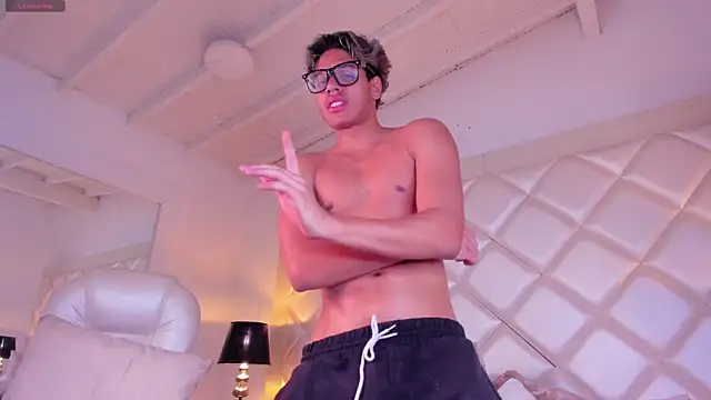 MarcoDeluxxe's Live Chat Room