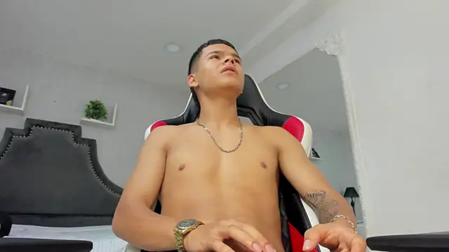 DylanRoyce_ Show in webcam