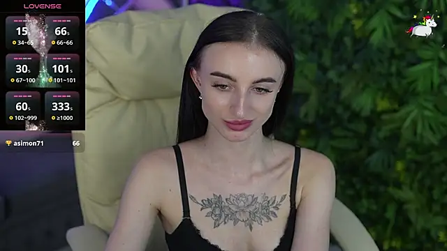 Show modela EmilyyMoon na web-kameri