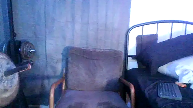 k1oudE's Live XXX Chat