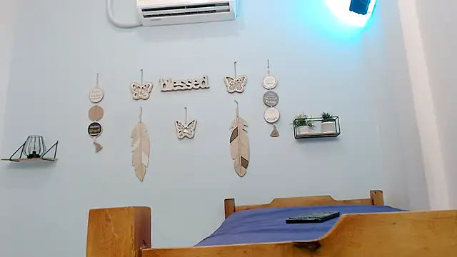 hotlatinaluna23's Live XXX Chat