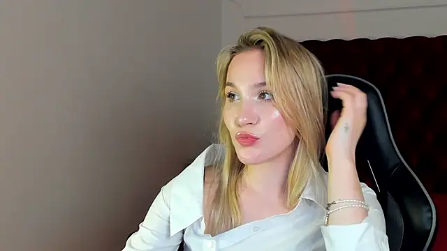 ElaraVoltage Chat XXX live