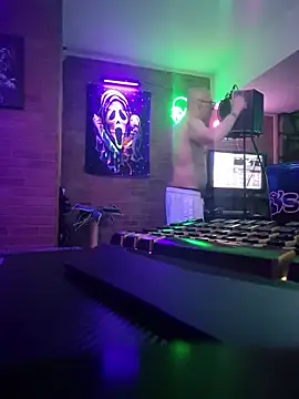 Pokazy przed kamerką – chronic_vibez