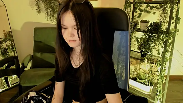 Elainebeness élő XXX-chatje