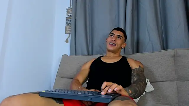 Mr_adrian webkamerás műsora