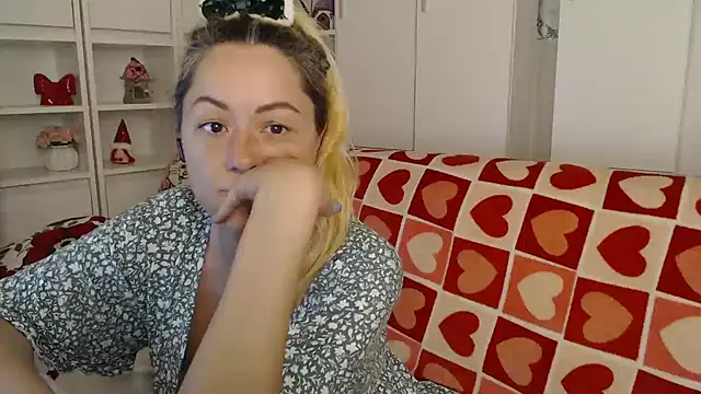 _karolynesyera_'s Live XXX Chat