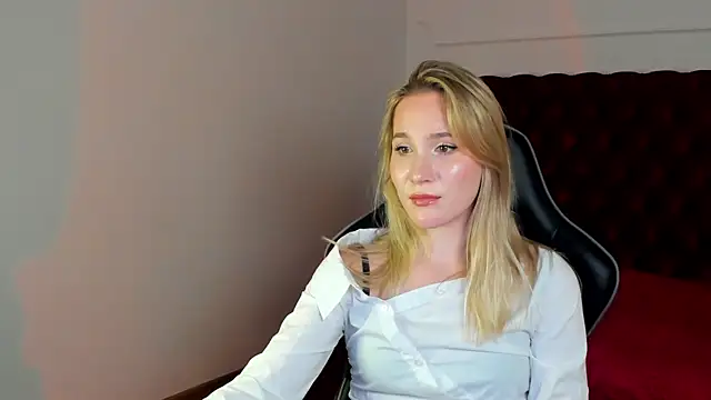 Chat +18 de ElaraVoltage ao vivo