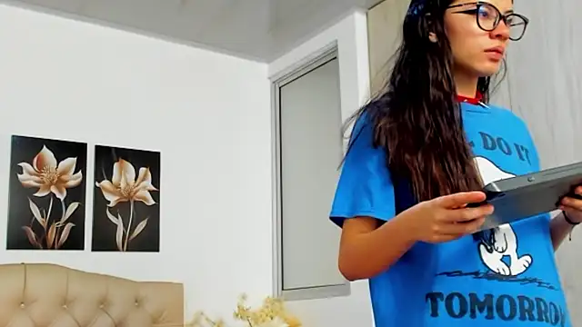 pinky_f00x's Live XXX Chat