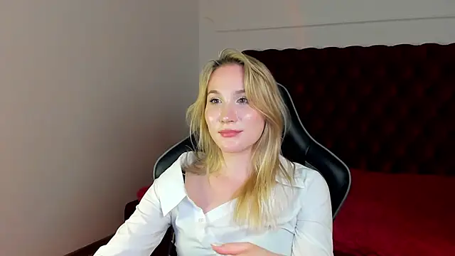ElaraVoltage live XXX chat
