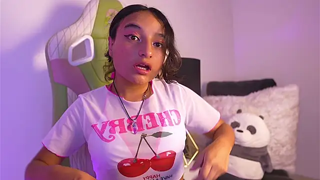 _emily_jonexs Adlı Modelin Canlı XXX Sohbeti
