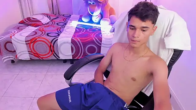 Aron_Boyy Adlı Modelin Canlı XXX Sohbeti