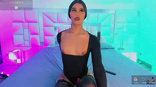 katha_Crawford Show in webcam