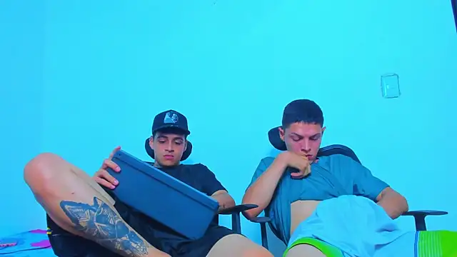 Thomas-Wil's Live XXX Chat