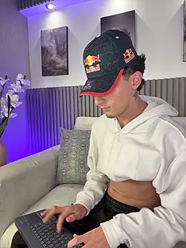 MateoMitchell 即時 XXX 聊天
