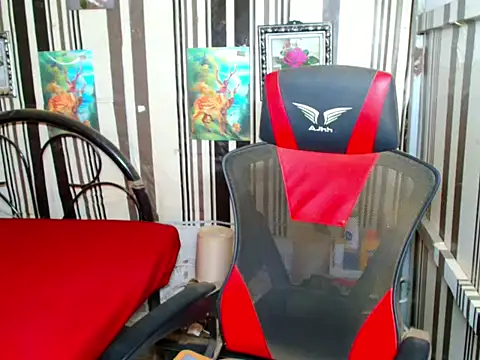 XXX chat uživo modela TsyummyCock4u